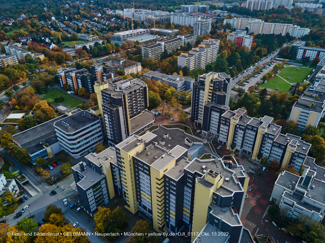 13.10.2022 - Das Marx-Zentrum und Wohnanlage Karl-Marx-Ring 52-62 in Neuperlach